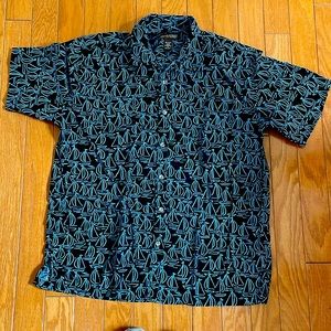 Men’s Hawaiian button-down shirt